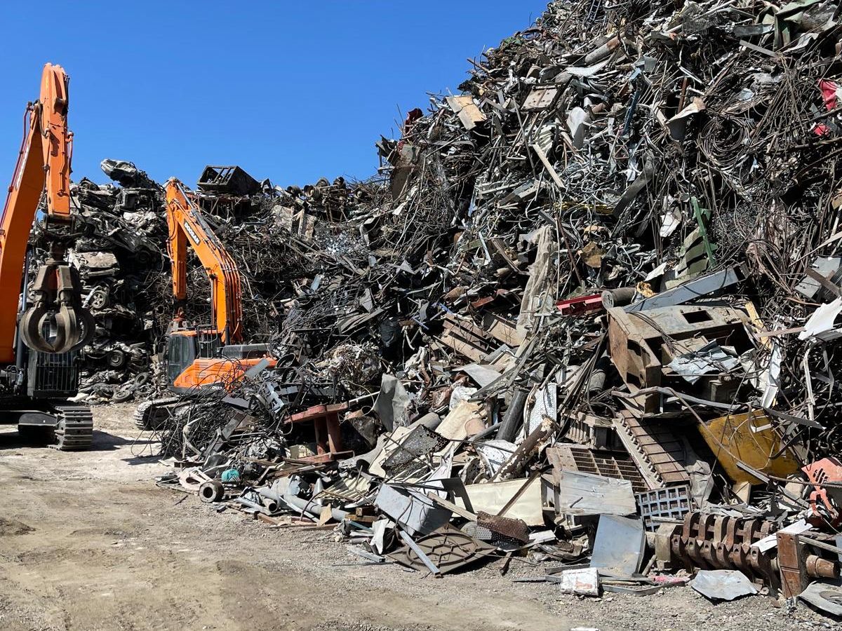 ערימת ברזל ומחפרים בחצר